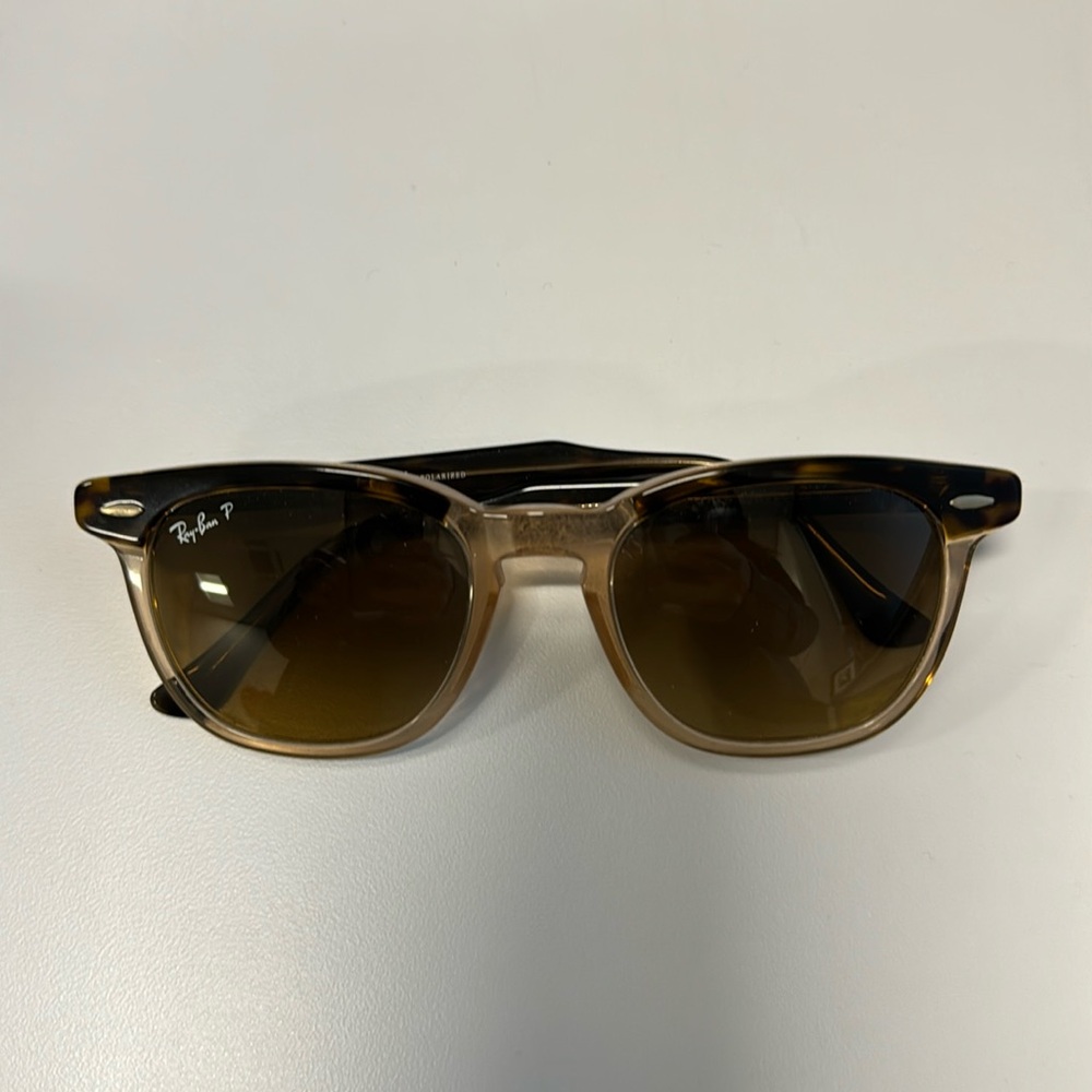 Like new, women’s RayBan sunglasses.